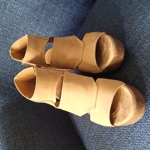 Coclico tan platform wedge sandals. Size 40